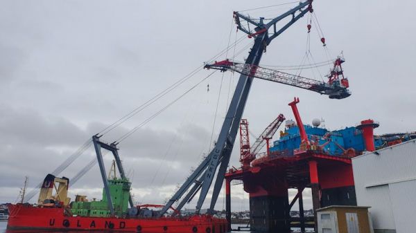 shipcrane_lifts_crane.jpeg