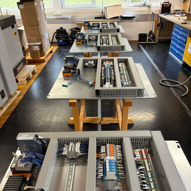 Mehr als nur Kräne – unser Schaltschrankbau in Aktion!⚡️

Bei Greussing Kran- und Anlagentechnik Gmbh dreht sich nicht alles nur um Kräne – auch im Schaltschrankbau sind wir stark!

Sebastian und sein Team fertigen mit viel Know-how und Leidenschaft maßgeschneiderte Schaltschränke für verschiedenste Anwendungen. Aktuell entsteht bei uns eine ganze Serie an Schaltschränken, die in die Schweiz geliefert wird. Dort übernehmen sie eine wichtige Aufgabe: die Steuerung von Feinstaubfiltern für Holzheizungen – ein wertvoller Beitrag für sauberere Luft und nachhaltige Energie! 🌱🔥

Präzision, Qualität und individuelle Lösungen – das ist es, was unseren Schaltschrankbau ausmacht.

#GreussingKranservice #Schaltschrankbau #IndividuelleLösungen #MadeInVorarlberg #Steuerungstechnik #Teamwork #Nachhaltigkeit