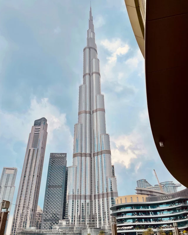 🌍 Grüße aus Dubai – Arbeiten, wo andere Urlaub machen! 🇦🇪

Niclas und Stefan sind gerade in Dubai im Einsatz und warten darauf, dass das Schiff in die Werft kommt, um loszulegen. Doch bevor die Arbeit ruft, wird die Zeit sinnvoll genutzt – nämlich zum Sightseeing! 😎

🏙️ Dubai Mall: Ein Abstecher in eine der größten Shopping-Malls der Welt – mit einem beeindruckenden Blick auf den Burj Khalifa.
🦈 Tauchen im Aquarium: Stefan, als begeisterter Taucher, hat sich die Gelegenheit nicht entgehen lassen und ist direkt ins Dubai Mall Aquarium abgetaucht – mitten unter Haien!

Noch ein paar letzte Eindrücke sammeln, bevor es an die Arbeit geht. Hier ein paar Schnappschüsse der beiden! 📸

#GreussingKranservice #Dubai #WorkAndExplore #BurjKhalifa #DubaiMall #TauchenMitHaien #TeamOnTour
